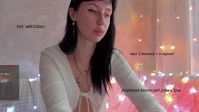 Snapshot of elena_addiction chatting on 12.28.24 elena addiction online show from 12.28.24