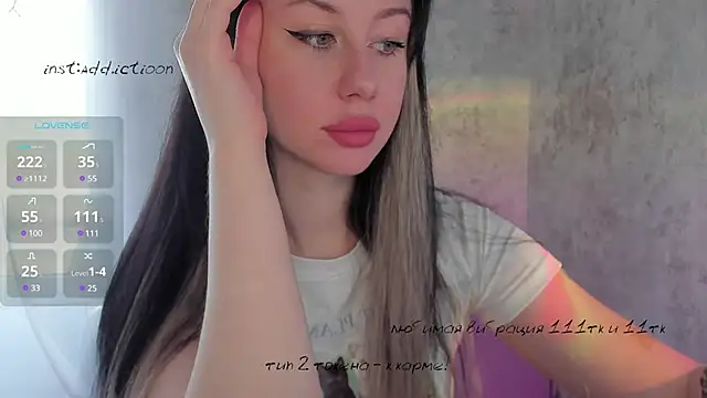 Snapshot of elena_addiction chatting on 03.17.25 elena addiction online show from 03.17.25