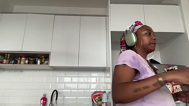 ChocolateCakeQueen online show from 02.10.25