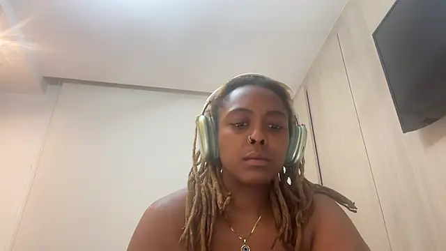 ChocolateCakeQueen online show from 02.13.25