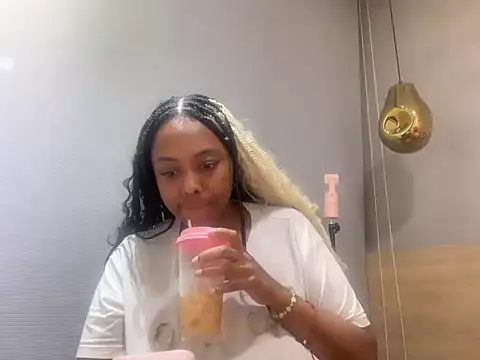 Snapshot of ChocolateCakeQueen chatting on 07.18.26 ChocolateCakeQueen online show from 07.18.26