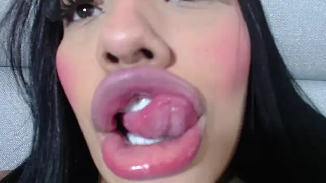 Snapshot of emily_brontee_ chatting on 12.02.24 emily brontee online show from 12.02.24