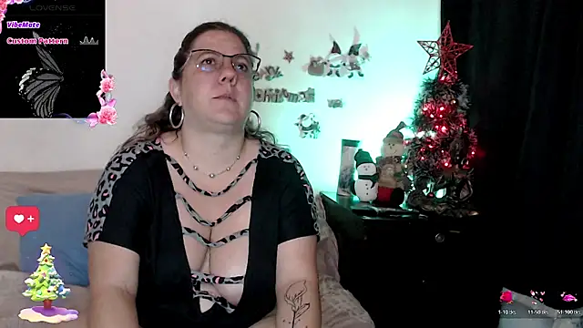 Snapshot of katie_joness_ chatting on 11.23.25 katie joness online show from 11.23.25