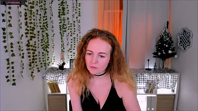 Snapshot of Asha_Glooom chatting on 12.18.25 Asha Glooom online show from 12.18.25