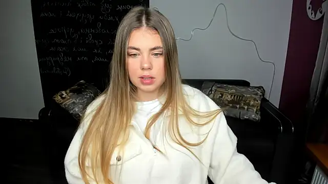 Snapshot of IsabellaBler chatting on 10.20.25 IsabellaBler online show from 10.20.25