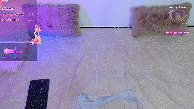 pauline golden1 online show from 10.25.25