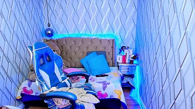 NicolleTaylor online show from 12.05.25