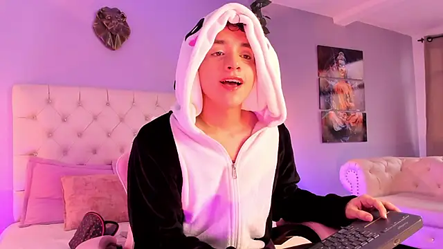 Snapshot of Brann_tadzio chatting on 12.23.24 Brann tadzio online show from 12.23.24