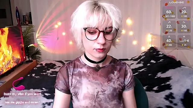 Snapshot of _Moonlight_t chatting on 11.25.25 Moonlight t online show from 11.25.25