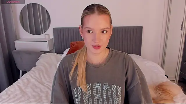 Snapshot of CassieRayss chatting on 11.17.25 CassieRayss online show from 11.17.25