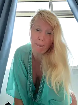 EmmaInLove23 online show from 10.21.25