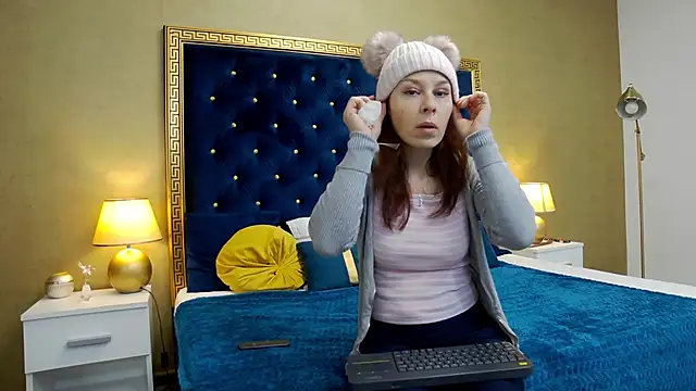HaileyMoonn online show from 12.17.24