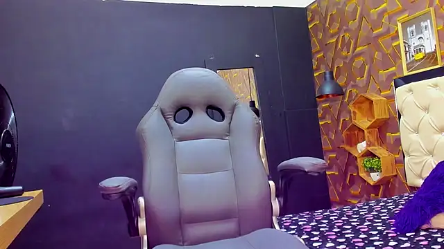 Snapshot of deyy_madissonn chatting on 12.19.24 deyy madissonn online show from 12.19.24