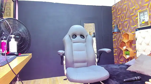 Snapshot of deyy_madissonn chatting on 02.12.25 deyy madissonn online show from 02.12.25