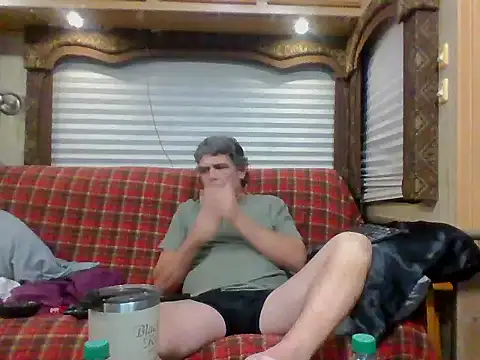 Snapshot of lateniter chatting on 11.28.25 lateniter online show from 11.28.25