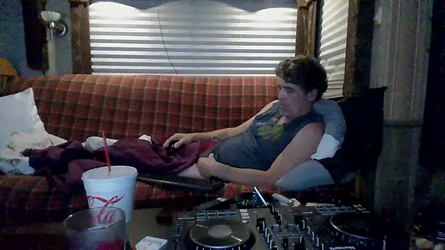 Snapshot of lateniter chatting on 11.29.25 lateniter online show from 11.29.25