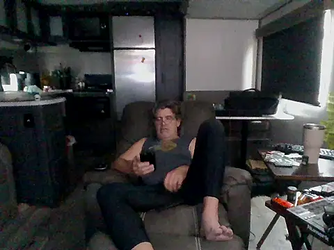 Snapshot of lateniter chatting on 12.18.25 lateniter online show from 12.18.25