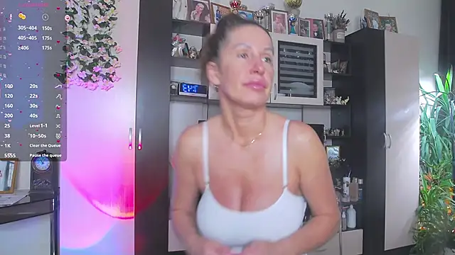 Snapshot of SheilaRyan chatting on 02.01.26 SheilaRyan online show from 02.01.26