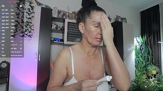 Snapshot of SheilaRyan chatting on 02.15.26 SheilaRyan online show from 02.15.26