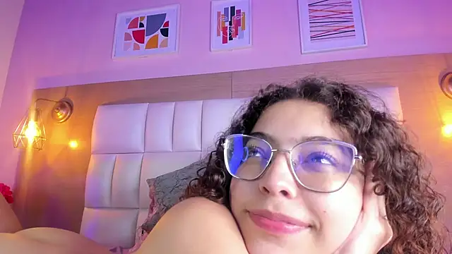 Snapshot of Dollar-girl chatting on 01.24.25 Dollar-girl online show from 01.24.25