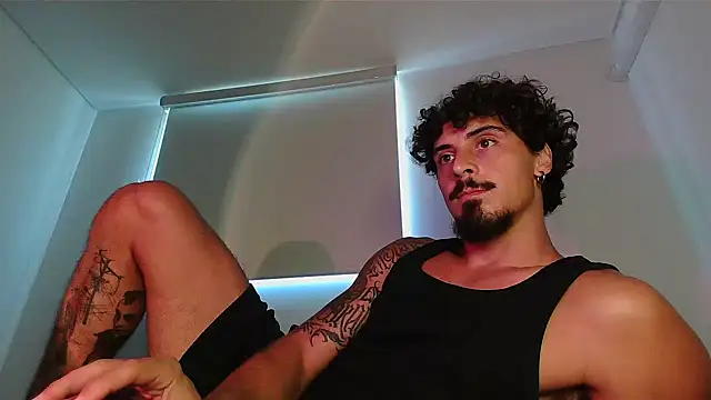 Snapshot of milkoffe chatting on 03.15.26 milkoffe online show from 03.15.26