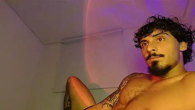 Snapshot of milkoffe chatting on 03.31.26 milkoffe online show from 03.31.26