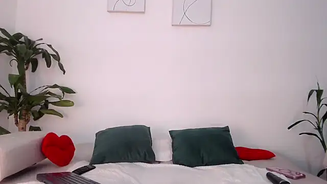 Snapshot of NicollColeman chatting on 11.24.25 NicollColeman online show from 11.24.25