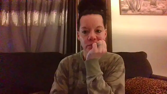 Snapshot of SidneyRaee chatting on 12.04.24 SidneyRaee online show from 12.04.24