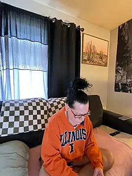 Snapshot of SidneyRaee chatting on 12.17.24 SidneyRaee online show from 12.17.24