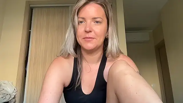 naughtyhollyxxxx online show from 10.10.25