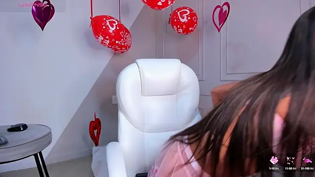 Snapshot of carolriveraa_ chatting on 02.14.25 carolriveraa online show from 02.14.25