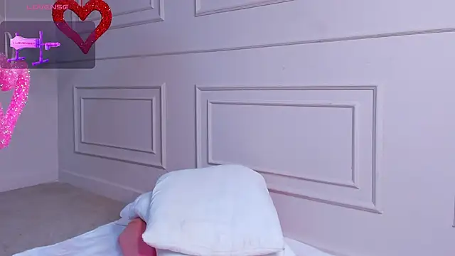 Snapshot of carolriveraa_ chatting on 02.14.25 carolriveraa online show from 02.14.25