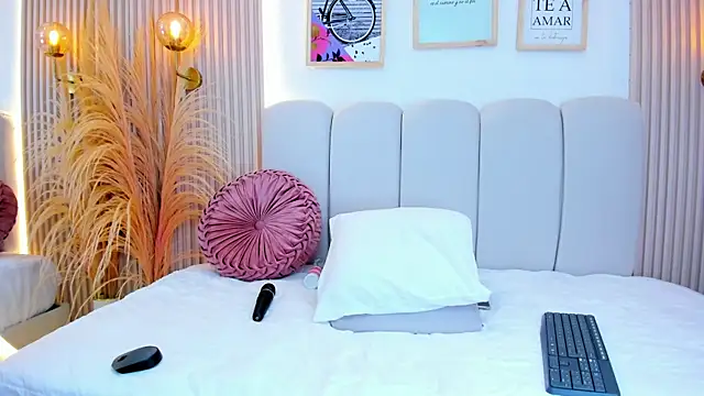 Snapshot of carolriveraa_ chatting on 10.04.25 carolriveraa online show from 10.04.25