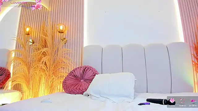 Snapshot of carolriveraa_ chatting on 11.18.25 carolriveraa online show from 11.18.25