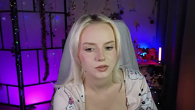 Snapshot of ImBonBon chatting on 12.17.25 ImBonBon online show from 12.17.25