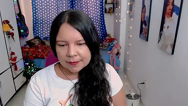 Snapshot of claryssa_ chatting on 12.16.25 claryssa online show from 12.16.25