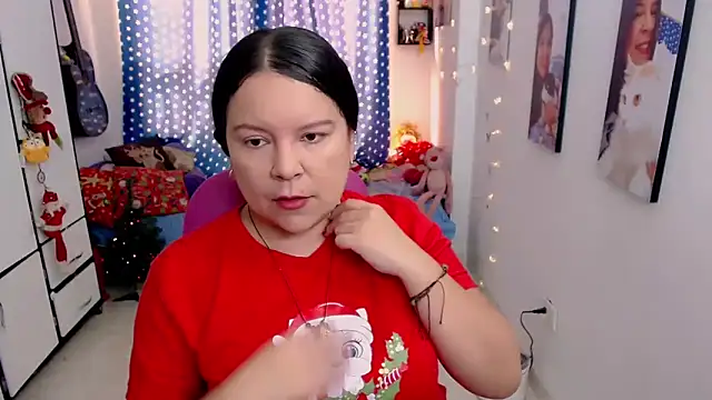 Snapshot of claryssa_ chatting on 12.19.25 claryssa online show from 12.19.25