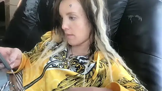 Snapshot of kittycatkendra chatting on 02.25.25 kittycatkendra online show from 02.25.25