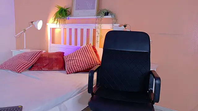 Snapshot of CristalCornner_ chatting on 10.21.25 CristalCornner online show from 10.21.25