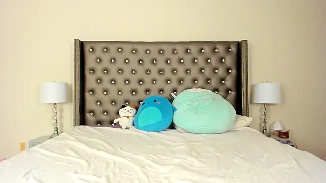 NadiaLyla online show from 12.20.25