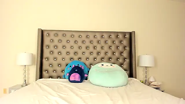 NadiaLyla online show from 04.04.26