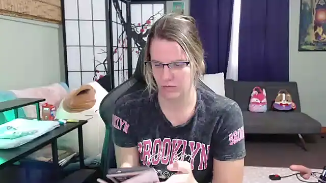 Sarahtineke online show from 10.22.25