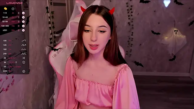 Snapshot of Polly__Hill chatting on 10.13.25 Polly Hill online show from 10.13.25