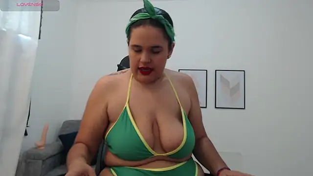 Snapshot of natalia_curvy1 chatting on 09.26.25 natalia curvy1 online show from 09.26.25