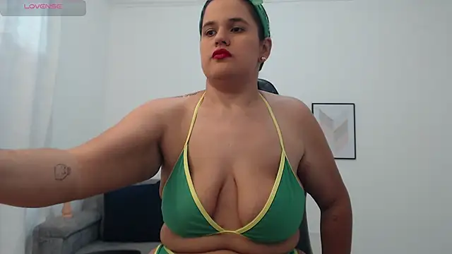 Snapshot of natalia_curvy1 chatting on 10.14.25 natalia curvy1 online show from 10.14.25