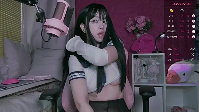 Snapshot of berrybaebaby chatting on 10.21.25 berrybaebaby online show from 10.21.25