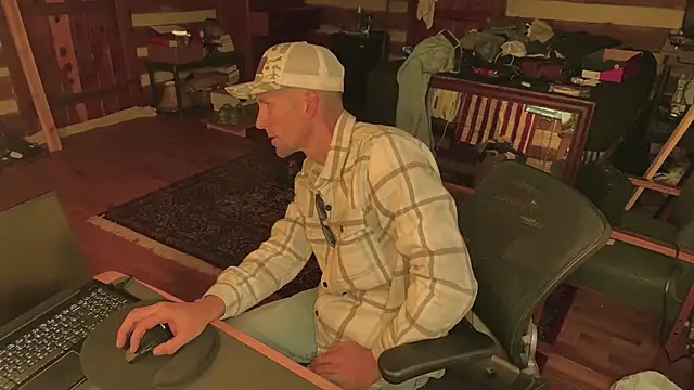 Snapshot of HARD_2QUIT chatting on 12.22.24 HARD 2QUIT online show from 12.22.24