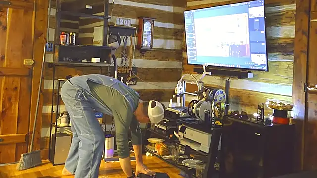 Snapshot of HARD_2QUIT chatting on 10.25.25 HARD 2QUIT online show from 10.25.25