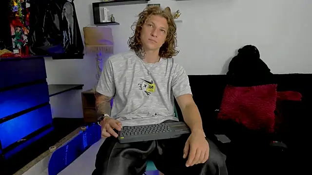 Snapshot of Tom_Krakow chatting on 01.11.25 Tom Krakow online show from 01.11.25