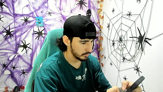 Snapshot of DmitriSanders chatting on 12.14.25 DmitriSanders online show from 12.14.25